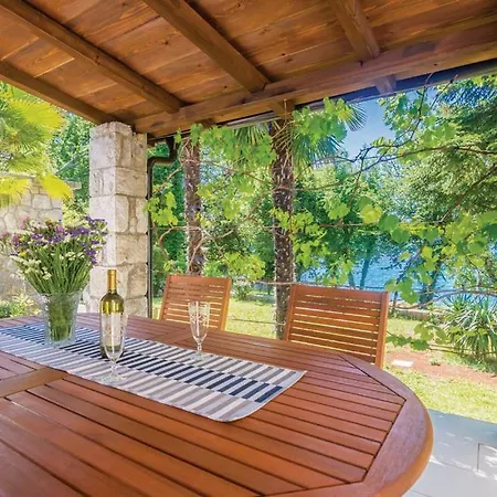 5 Bedroom Holiday By The Sea In Holiday home Njivice