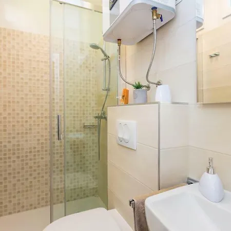 5 Bedroom Holiday By The Sea In Njivice