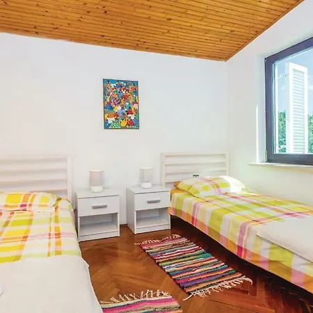 5 Bedroom Holiday By The Sea In *