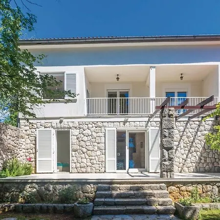 5 Bedroom Holiday By The Sea In