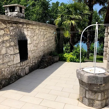 5 Bedroom Holiday By The Sea In Njivice