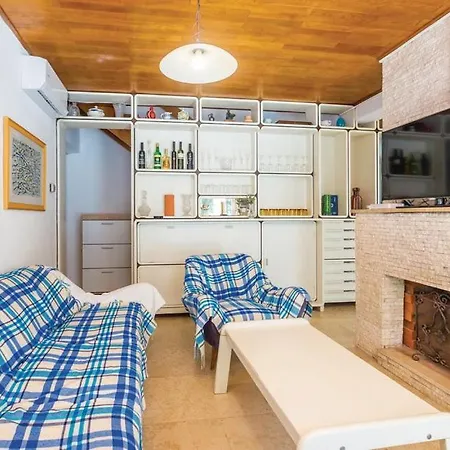 5 Bedroom Holiday By The Sea In * Njivice