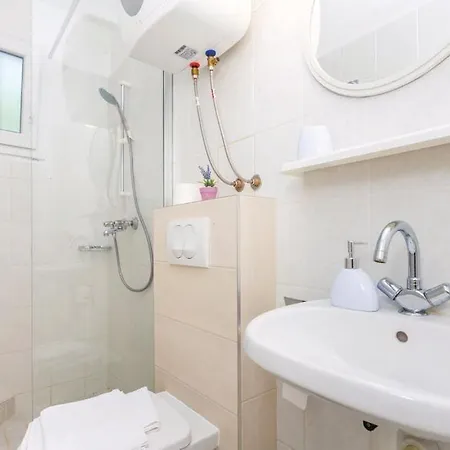 5 Bedroom Holiday By The Sea In